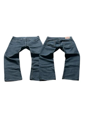 Blåa Levis 506 Bootcut / Regular Fit Jeans Storlek W34 L30 - Mycket fina Levis Jeans i blå färg. | Jeansen är i mycket bra skick och sparsamt använda. |  Äkta som allt annat jag säljer! ✅ |  Storlek: W34 L30 | Skick: Mycket Bra Skick - har blivit kortade någon centimeter (SE SISTA BILD) | Färg: Blå | Märke: Levis | Modell: Jeans |   Hör gärna av dig vid frågor så svarar jag så fort jag kan! 😁 |  (SKU - 275)