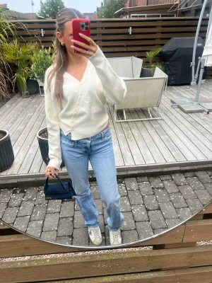 Ljusblå raka jeans med låg midja - Säljer ett par ljusblå jeans med rak passform och låg midja. Jeansen har klassisk femficksdesign och stängs med dragkedja och knapp. Perfekta för en avslappnad och trendig look.