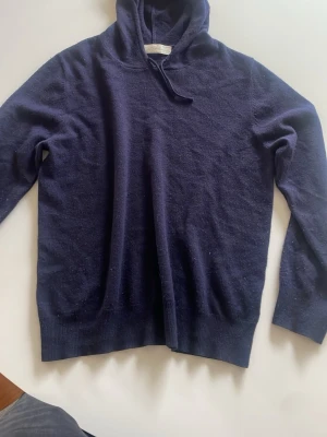 Sayless kashmir hoodie - Hej jag säljer nu min sayless kashmir hoodie. Den har vuxit ur mig och är endast använd ett par gånger. Den är i storlek S