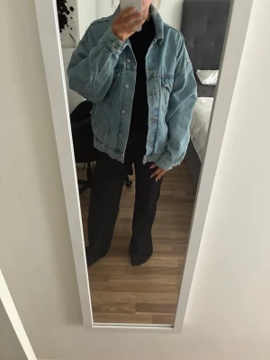 Oversized ljusblå jeansjacka - Säljer en oversized ljusblå jeansjacka från Ginatricot. Väldigt bra skick! 
