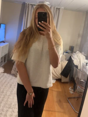 Stickad topp med pärlor  - Jätte fin, kommer inte till användning ❤️mer vit än beige, men fortfarande beige.