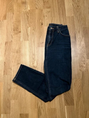 Nudie Jeans - W26/L30 - Klassiska Nudie jeans för män, passformen är Regular Fit. Storlek Waist 26 / Lenght 30. Nyskick, förekommer inga defekter. Hör av dig vid intresse/frågor. PRIS KAN DISKUTERAS!