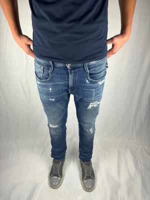 Replay jeans  - Replay jeans i modellen anbass. Storlek 31/34. Modellen är 187 cm 🤩