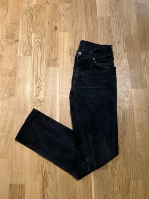 Nudie Jeans - W30/L30 - Nudie jeans för män till salu, Modellen är Grim-Tim. Storlek Waist 30 / Lenght 30. Byxorna är nyskick, inga skador/slitage. Hör av dig vid intresse/frågor. PRIS KAN DISKUTERAS!