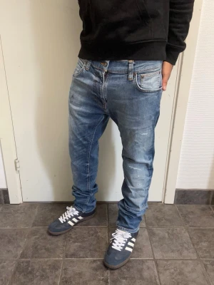 Nudie jeans - Riktigt snygga jeans från Nudie i storlek 31/30. Mycket bra skick. Modell: Thinn Finn. A=41,5CM B=100CM C=18CM. Modellen är 173cm, 64kg. Pris kan diskuteras!!
