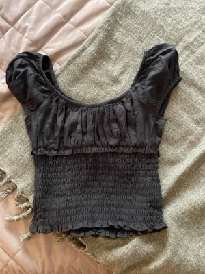 Fin mörkgrå topp från H&M - Grå topp köpt från H&M, fin och i bra skick. Använd få gånger, storlek 152. 