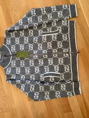 Grå ziptröja med mönster från Gucci - Säljer en Gucci cardigan i storlek M helt ny. Pris kan diskuteras❗️OBS byte går också❗️