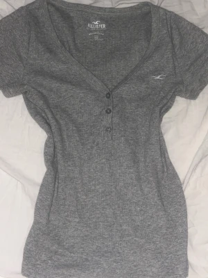 Grå ribbad topp från Hollister - Säljer en grå ribbad topp från Hollister. 