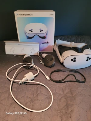 Meta Quest 3S VR-glasögon 128GB - Meta Quest 3S VR-glasögon med 128GB lagring. Setet innehåller headset i vit och svart plast, två handkontroller, laddkabel med adapter, VR-glasögon och originalkartong. Perfekt för gaming och VR-upplevelser. Inköpt i Januari