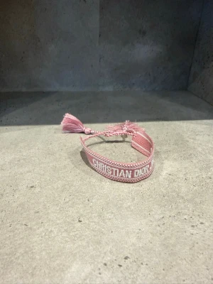Otroligt fint armband  - Sprillans nytt armband i rosa! Jätte fin investering! Vid minsta fundering är det bara att kontakta mig✔️🌟