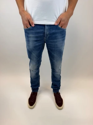 Dondup Jeans George  - Dondup Jeans George!  Storlek 35, Ny pris 4000 kr Original slitningar från fabrik 