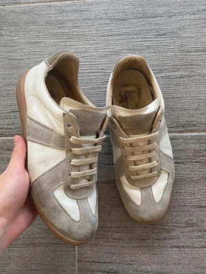 Maison margiela gats - Maison Margiela-gats i  använt skick och därför villig att släppa för billig pris. äkta och jättebra kvalitet, jätte snygga. 
