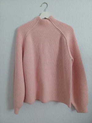 Light pink sweater  - Soft and comfortable light pink sweater with a simple, versatile design. Perfect for everyday wear, work or casual outings.  Size: S / 36 Condition: Good. Worn and has some minor pilling, but not so visible. Colour: Light pink Material: 54% polyester, 41% acrylic, 4% wool  Perfect for everyday outfits, work, casual days or layering.