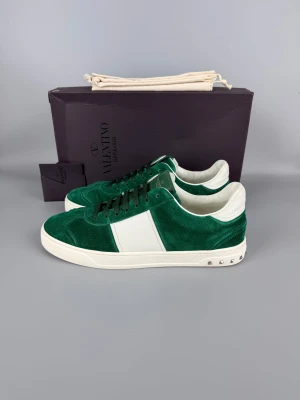 Valentino Flycrew Sneaker Green | 43 - Nästan som ny, använd 1–3 gånger. Grön sneaker med box, dustbag och kort.