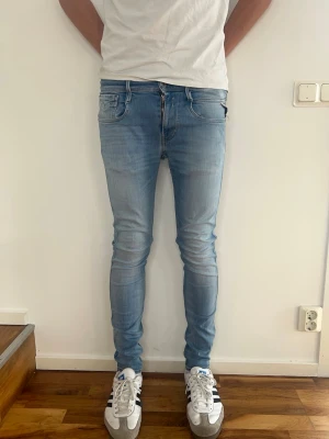 Replay Anbass Jeans - Säljer just nu dessa feta Replay Anbass Jeans🙌🏻Storlek: 29/32. Längd= 105 cm | Midja= 42 cm | Skriv för fler frågor eller funderingar!