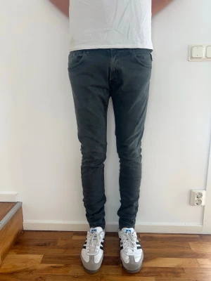 Replay Jeans - Säljer just nu dessa feta Replay Jeans🙌🏻Storlek: 32/34 Längd= 113 cm | Midja= 42cm | Skriv för fler frågor eller funderingar! Modellen är 190 cm och väger 75 kg!