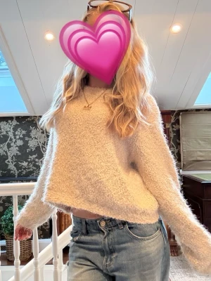 Beige fluffig stickad tröja - SÅÅÅ SÖT stickad tröja 🙈Den är så fluffig och mjuk nu till hösten/vintern 🍂❄️ Passar verkligen till ALLA outfits!!! 💗😝
