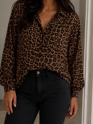 Leopardmönstrad blus med krage - Snygg blus med leopardmönster i bruna och svarta toner. Blusen har klassisk krage, v-ringning och långa ärmar . Perfekt för dig som vill sticka ut med ett trendigt djurmönster. Saknar pristagg men ny 