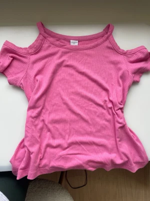 Rosa t-shirt som visar axlarna!! - En jättefin t-shirt som visar axlarna från Lindex