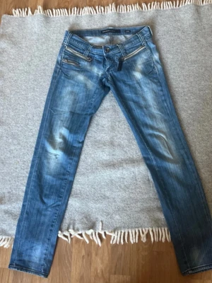 Miss sixty jeans  - Miss sixty jeans vintage, en fläck på benet vet inte om den går bort. Saknar dragkedja svart på framsidan. Snygga jeans. Size 26 så tror det är S 