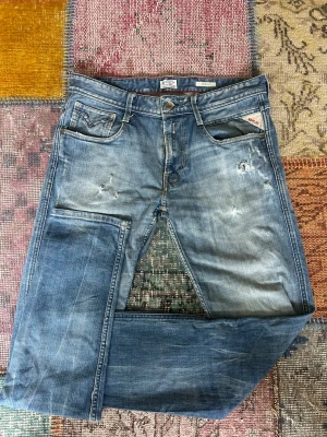 Replay  - Säljer ett par otroligt feta jeans från Replay i den eftertraktade modellen anbass med en schysst tvätt, W32 L34. Innerben-81cm, benöppning-17cm, midja-41cm. Tveka inte på att höra av dig vid frågor🙌