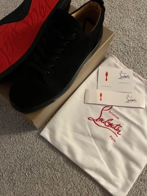 Christian Louboutins Svart 44 - Aldrig använda ✔️, Storlek 44 ✔️, Kommer med box & dustbag 📦, Skickas inom 1 dag 🚀, kontakta gärna för mer info ☺️