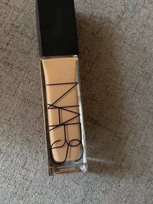 NARS Natural Radiant Longwear Foundation - Foundation från NARS i nyansen ljus beige. Kommer i en rektangulär glasflaska med svart lock och tydlig logga på framsidan. Ger naturlig lyster och lång hållbarhet. Perfekt för dig som vill ha en fräsch och jämn bas. Santa fe m2