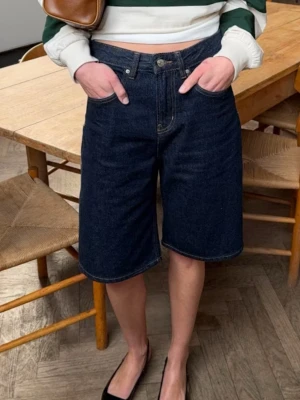 Mörkblå denimshorts i loose fit - Säljer dessa mörkblå baggy denim shorts från GinaTricot🤎 oanvända och helt slutsålda!