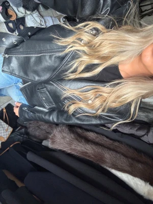 Svart skinnjacka  - Snygg svart skinnjacka, knappt använd från bikbok. 