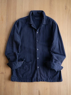 Mörkblå overshirt från Riley - Stilren mörkblå overshirt från Riley i ett mjukt bomullstyg. Klassisk krage, knäppning framtill med fem knappar och två stora fickor nedtill. Perfekt lager-på-lager-plagg med avslappnad passform och snygga detaljer.