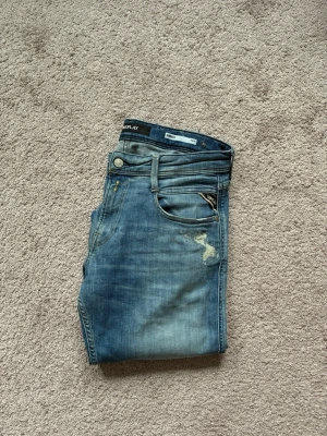 Replay jeans  - Säljer dessa sjukt feta replay jeans med slitningar! Jeansen är i otroligt bra skick, endast använda fåtal gånger! Storlek w30 l30! Nypris 2299kr mitt pris endast 799! Dm vid frågor
