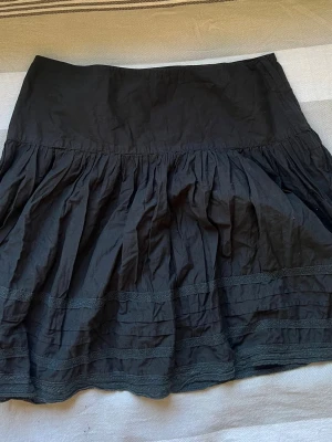 Svart kjol - Knälång kjol för mig som är 176 cm lång. Använd, men i jättefint skick. Storlek 44 