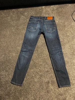 Replay jeans anbass - Ett par stiliga replay anbass jeans i storlek 29, använda 2-3 gånger men är tyvärr för små, är ett av mina favorit plagg just för att dessa jeans funkar i alla sammanhang. Välbehållna och fina. Pris ej hugget i sten och är öppen för förhandling. 