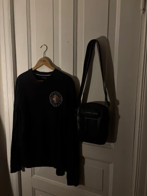  Tommy tröja och väska  -  Köp tröja och Tommy väska för bara 550 båda. 