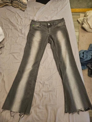 Grå bootcut jeans Cheap Monday - Grå bootcut jeans från Cheap Monday. Strl M. Köptes ett tag sen men jag har bara testat dem. Säljer då dem inte passar. Prisförslag är välkomna💕