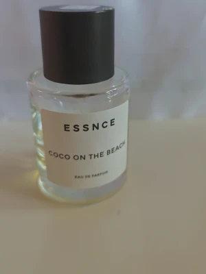 Coco on the beach essence  - Se bild för mängd. Stått förvarad mörkt. Nått på locket tror det är gammal klisterlapp