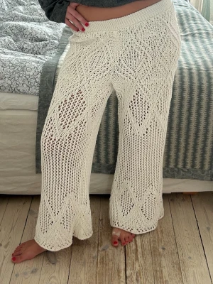 Vita virkade byxor - Säljer ett par vita virkade byxor perfekta till bla stranden! Lappen är borta med dom kommer från Zara!