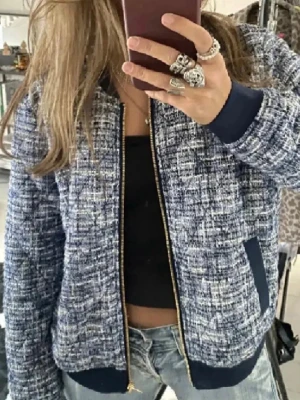 Blåmelerad bomberjacka  - Skitsnygg bomberjacka med guldfärgad dragkedja, storlek L men motsvarar en M mycket mer i stl ☺️💕 Bilder lånade men skickar gärna egna vid efterfrågan! 