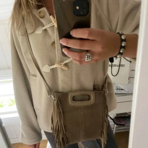 Beige jacka - Jättefin beige kappa med knappar och luva. Perfekt till hösten🤎. Fråga för fler bilder🤗