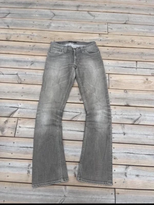 Nudie Jeans Bootcut - Tjena! Säljer dessa Nudie Jeans som är Bootcut och är en gammal modell som heter Narrow Boot. Scrolla så ser ni måtten. Ställ frågor!