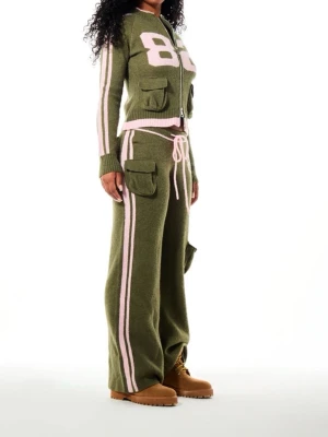 Grönt loungewear-set med stjärnor, Strl M - Oanvändt set med prislappar kvar! Både tröjan & byxorna är i Strl M.  Mysigt loungewear-set i olivgrönt med ljusrosa detaljer. Setet består av en ziptröja och byxor med breda ben, båda med stickade siffror och stjärnor. Flera fickor med lock och kontrastfärgade ränder längs ärmar och ben. Perfekt för chill dagar hemma.