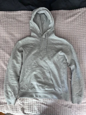 Hoodie grå - Snygg hoodie ifrån Cubus storlek S. Använd fåtal gånger. Skick 9/10. Den är tvättad. Köpte den för 399kr. Mitt pris 249✅. Skriv om de saknas bilder så löser jag det! Den är lite för liten för mig. Jag är 182. Priset kan diskuteras!!