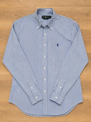 Blårandig skjorta från Ralph Lauren - Klassisk långärmad skjorta från Ralph Lauren med blå och vita vertikala ränder. Skjortan har button-down krage, broderad logga på bröstet och vita knappar. Tillverkad i bomull för en skön och luftig känsla. Perfekt till både jeans och chinos.