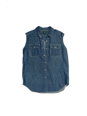 Ärmlös jeansskjorta i denim - Ärmlös skjorta/väst i blå denim med klassisk krage och tryckknappar framtill. Två bröstfickor med lock och en avslappnad passform. 100% bomull från Hunt Club.
