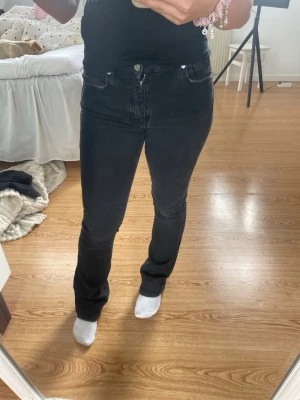 Svarta jeans - Svarta jeans från ryvls | storlek 158/164, jag är 154 lång | bra skick, använt fåtal gånger💕