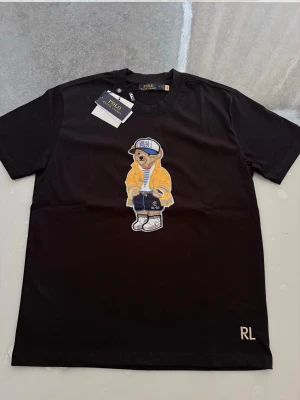Ralph Lauren T-shirt - Hej! Säljer en jätte fin T-shirt som är i väldigt bra skick inga problem alls Väldigt fin till sommaren Storlek S (lite baggy, kan även passa M) Påse och tags ingår Skriv gärna vid intresse ❤️💯