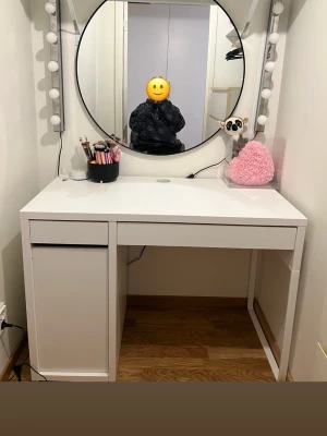 Rund sminkspegel med LED-belysning - Snygg rund sminkspegel med inbyggd LED-belysning runt kanten. Spegeln har en modern look och är perfekt för sminkning tack vare det jämna ljuset, spegeln kommer med egen fjärrkontroll så du kan justera ljus strykan och färgerna. Ramen är vit och spegeln är stor och tydlig, vilket gör det enkelt att se detaljer. Passar perfekt på ett sminkbord. Jag säljer allting tillsammans. Jag köpte för 4,600 och jag säljer för 3,800. Skriv gärna om ni är intresserade☺️