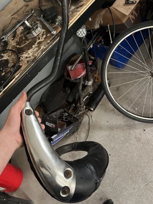 Svart och silver avgassystem till moped - Säljer mitt org avgassystem till Derbi Senda drd 2004, billigare vid snabb affär