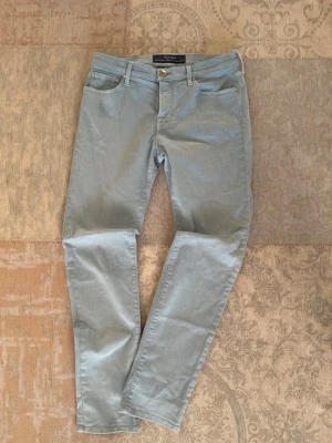 Jacob Cohen - Snygga ljusblå jeans från Jacob Cohen med klassisk femficksmodell och raka ben. Tillverkade i mjukt material med exklusiv känsla och detaljer som metallknapp och diskreta sömmar. Perfekta för dig som gillar stilrena och tidlösa jeans. The size is 30 but fits like kids xl or l