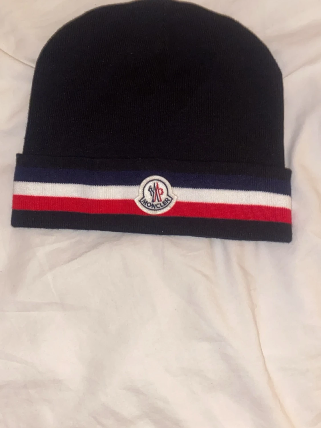 Svart Moncler mössa med ränder